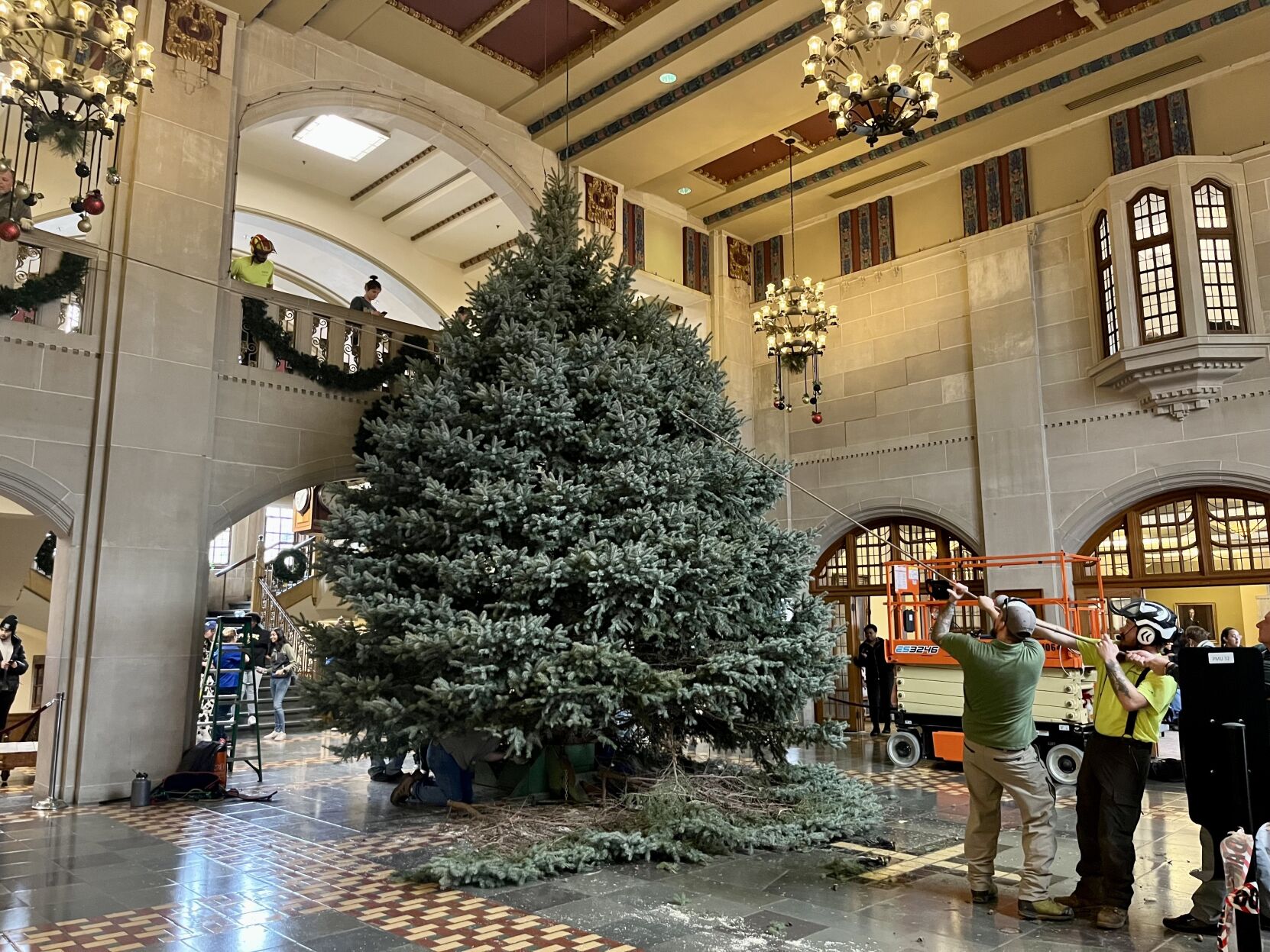 11/28/22 PMU Christmas tree arrives from Lafayette, wide angle